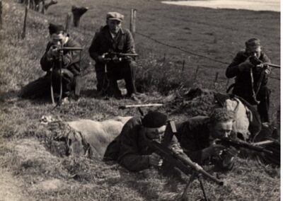Achterop deze foto staat: BS Tull en ’t Waal. V.l.n.r. v.d. Berg, v.d. Eijk, Verweij, Verweij, v.d. Berg. De foto is vermoedelijk omstreeks 6 mei 1945 gemaakt.