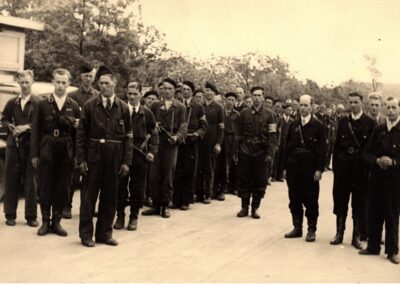 De Binnenlandse Strijdkrachten van Schalkwijk en Tull en ’t Waal tijdens de begrafenis van J. van Dijk op 11 mei 1945. De derde van rechts is Gab ten Holder.