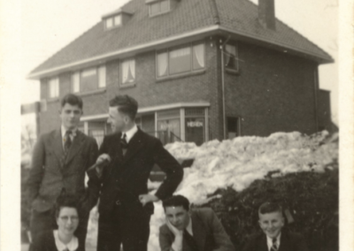 Michaël ten Holder en Swerus (Joep) Copier (23) staand en Gab ten Holder en Herman Copier zittend. De vrouw is een logé bij Copier en deed koeriersdienst.